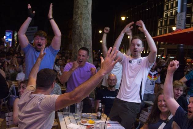 Public View World Cup Of Germany Vs Paraguay In Cologne Hundreds of people watch the World Cup match between Germany and Paraguay in front of a popular sports bar in Cologne, Germany, on June 29, 2026. cologne Germany  Copyright: xYingxTangx originalFilename:tang-publicvi260629_npwKP.jpg