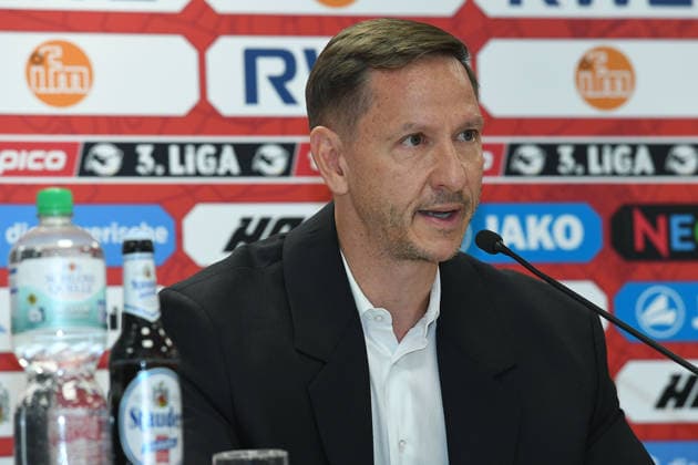 Fußball 3. Liga Pressekonferenz Rot-Weiss Essen am 30.06.2026 im Stadion an der Hafenstraße in Essen RWE AG wird neuer Hauptsponsor von Rot-Weiss Essen Marc-Nicolai Pfeifer ( Vorstandsvorsitzender Essen ) *** Soccer 3rd Division Press Conference: Rot-Weiss Essen on June 30, 2026, at the Hafenstraße Stadium in Essen; RWE AG Becomes New Main Sponsor of Rot-Weiss Essen; Marc Nicolai Pfeifer, CEO of Essen xRx