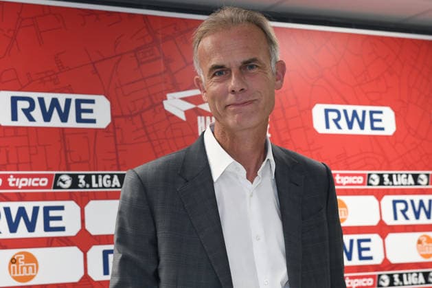 Fußball 3. Liga Pressekonferenz Rot-Weiss Essen am 30.06.2026 im Stadion an der Hafenstraße in Essen RWE AG wird neuer Hauptsponsor von Rot-Weiss Essen Michael Marhofer ( Vorsitzender der Geschäftsführung ifm ) *** Soccer 3rd Division Press Conference: Rot-Weiss Essen on June 30, 2026, at the Hafenstraße Stadium in Essen; RWE AG Becomes New Main Sponsor of Rot-Weiss Essen; Michael Marhofer, Chairman of the Executive Board at ifm xRx