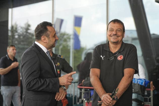 Arrival of Turkiye basketball team at Sarajevo Airport SARAJEVO, BOSNIA AND HERZEGOVINA - JUNE 30: Head coach Ergin Ataman (R) of Turkish national basketball team arrives at Sarajevo Airport, Bosnia and Herzegovina on June 30, 2026, ahead of the upcoming FIBA Basketball World Cup 2027 European Qualifiers between Bosnia and Herzegovina and Turkiye. Samir Jordamovic Anadolu Sarajevo Bosnia and Herzegovina. Editorial use only. Please get in touch for any other usage.  Copyright: x2026xAnadoluxSamirxJordamovicx