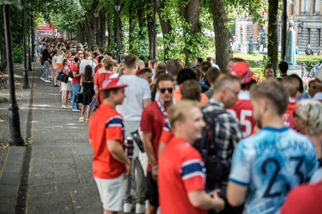 FIFA World Cup, WM, Weltmeisterschaft, Fussball 2026 Oslo 20260630. Long queues to entry Fotball in the city center to watch the FIFA World Cup match between Norway and Ivory Coast. Photo: Stian Lysberg Solum NTB Oslo Norway EDITORIAL USE ONLY. RESTRICTED USE FOR BETTING COMPANIES Ref:_SPOaAh_94w6uhs.jpg *** FIFA World Cup 2026 Oslo 20260630 Long lines at the entrance to the soccer stadium in the city center to watch the FIFA World Cup match between Norway and the Ivory Coast Photo by Stian Lysberg Solum, NTB, Oslo, Norway EDITORIAL USE ONLY RESTRICTED USE FOR BETTING COMPANIES  Copyright: xStianxLysbergxSolumx xNTBx