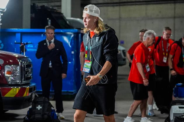 Fotball-VM 2026: Elfenbenskysten - Norge Arlington, Texas , USA 20260630. Norges Erling Braut Haaland ankommer Dallas Stadion i forkant av 16-delsfinalen mellom Elfenbenskysten og Norge under fotball-VM 2026. Foto: Terje Pedersen NTB Arlington, Texas USA EDITORIAL USE ONLY. RESTRICTED USE FOR BETTING COMPANIES Ref:_SPObluUGGQgrDI.jpg *** 2026 FIFA World Cup: Ivory Coast vs. Norway, Arlington, Texas, USA 20260630 Norway’s Erling Braut Haaland arrives at Dallas Stadium ahead of the Round of 16 match between Ivory Coast and Norway during the 2026 FIFA World Cup. Photo: Terje Pedersen, NTB, Arlington, Texas, USA EDITORIAL USE ONLY RESTRICTED USE FOR BETTING COMPANIES  Copyright: xTerjexPedersenx xNTBx