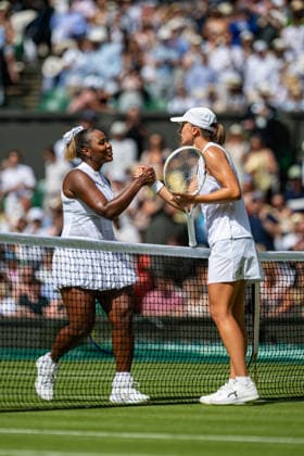Tennis - Wimbledon Championship 2026 - Day 2 LONDON, ENGLAND - Tuesday, June 30, 2026: Taylor Townsend (USA) (L) shakes hands with Iga ÅöwiÄÖtek (POL) after the Ladies Singles First Round match on Day Two of The Championships Wimbledon 2026 at the All England Lawn Tennis and Croquet Club. (Photo by Kirsten Holst Propaganda) LONDON All England Lawn Tennis and Croquet Club GREATER LONDON ENGLAND  Copyright: xKirstenxHolstx 2026-06-30-021-Wimbledon_D2