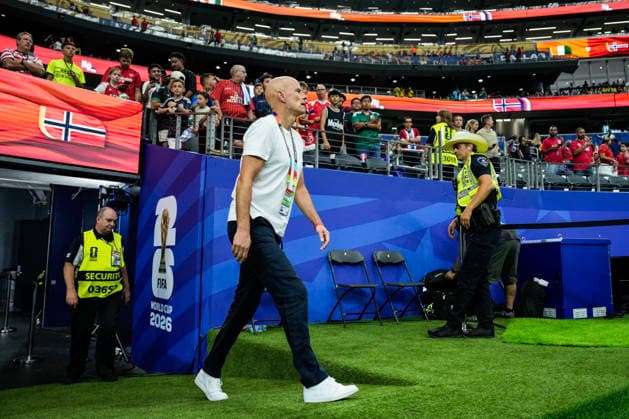 World Cup 2026: Ivory Coast - Norway Arlington, Texas , USA 20260630. Norway national team, Nationalteam manager Stale Solbakken before the start of the match in the round of 16 between Ivory Coast and Norway during the 2026 FIFA World Cup, WM, Weltmeisterschaft, Fussball at the Dallas stadium. Photo: Fredrik Varfjell NTB Arlington, Texas United States EDITORIAL USE ONLY. RESTRICTED USE FOR BETTING COMPANIES Ref:_SPOCf60APL6mRM.jpg *** 2026 World Cup: Ivory Coast vs. Norway, Arlington, Texas, USA 20260630 Norway national team manager Stale Solbakken before the start of the Round of 16 match between Ivory Coast and Norway during the 2026 FIFA World Cup at Dallas Stadium. Photo: Fredrik Varfjell, NTB. Arlington, Texas, United States. EDITORIAL USE ONLY. RESTRICTED USE FOR BETTING COMPANIES.  Copyright: xFredrikxVarfjellx xNTBx