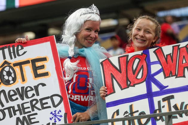 ARLINGTON, TX - JUNE 30: A Norway fan dresses as a princess and posses for a picture with her daughter ahead of the FIFA World Cup, WM, Weltmeisterschaft, Fussball 2026 Round of 32 match between CÃ te d Ivoire and Norway on June 30, 2026, at Dallas Stadium in Dallas, Texas. (Photo by David Buono Icon Sportswire) SOCCER: JUN 30 FIFA World Cup 26 Round of 32 - CÃ te d Ivoire vs Norway EDITORIAL USE ONLY Icon260630002