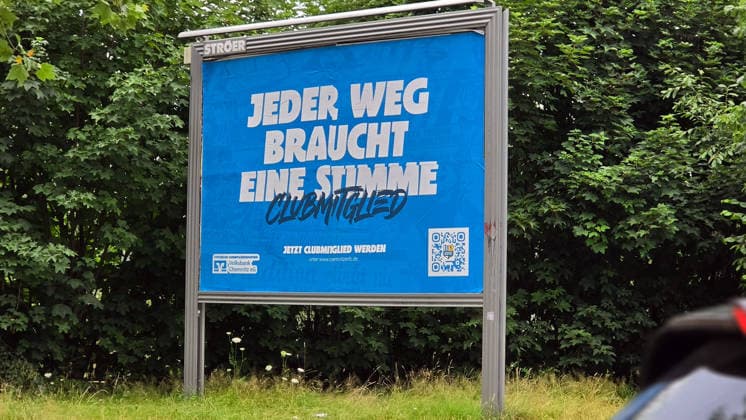 CFC_Vision2030 30.06.2026, Chemnitz, Fußball, Regionaligist CFC. Club startet VISION 2030 mit Plakatwerbung. Für den CFC. Für Chemnitz. Unsere Farben in unserer Stadt Die Mitgliederkampagne wird den Chemnitzer FC in der kommenden Saison dauerhaft begleiten. Ermöglicht wird die Kampagne in ihrer Größe und Reichweite unter anderem durch die großzügige Unterstützung der Volksbank Chemnitz eG, die als exklusiver Partner die Umsetzung der Mitgliederkampagne maßgeblich begleitet. In Zusammenarbeit mit der Stadtbild Werbegesellschaft wird die Kampagne außerdem im gesamten Chemnitzer Stadtgebiet durch Plakatwerbungen sichtbar sein. Man will die Zahl von 5000 Mitgliedern erreichen. Chemnitz Sachsen BRD *** CFC Vision2030 June 30, 2026, Chemnitz, Sports, Soccer, Regional newspaper CFC Club launches VISION 2030 with billboard advertising For the CFC, For Chemnitz—Our colors in our city. The membership campaign will accompany Chemnitzer FC throughout the upcoming season. The campaign’s scale and reach are made possible, in part, by the generous support of Volksbank Chemnitz eG, which, as an exclusive partner, is playing a key role in implementing the membership campaign. In collaboration with Stadtbild Werbegesellschaft, the campaign will also be visible throughout the city of Chemnitz via billboard advertisements. The goal is to reach 5,000 members. Chemnitz, Saxony, Germany