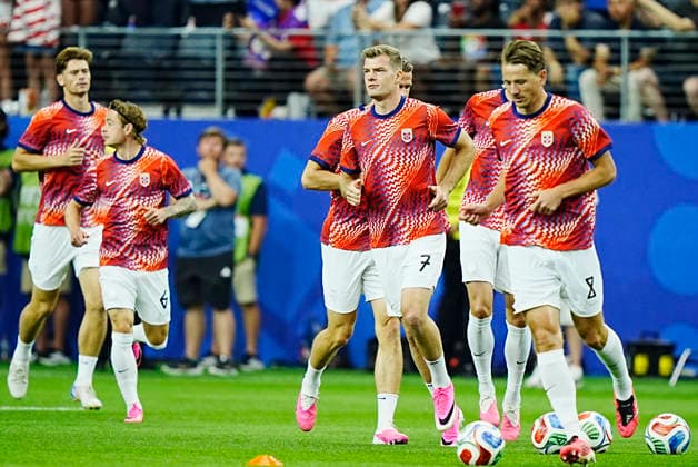 Fotball-VM 2026: Elfenbenskysten - Norge Arlington, Texas , USA 20260630. Norges Alexander Sorloth varmer opp for 16-delsfinalen mellom Elfenbenskysten og Norge under fotball-VM 2026 pa Dallas stadion. Foto: Terje Pedersen NTB Arlington, Texas USA EDITORIAL USE ONLY. RESTRICTED USE FOR BETTING COMPANIES Ref:_SPOpWa0SuGCREM.jpg *** 2026 FIFA World Cup: Ivory Coast vs. Norway, Arlington, Texas, USA 20260630 Norway’s Alexander Sorloth warms up for the Round of 16 match between Ivory Coast and Norway during the 2026 FIFA World Cup at Dallas Stadium. Photo: Terje Pedersen, NTB. Arlington, Texas, USA EDITORIAL USE ONLY RESTRICTED USE FOR BETTING COMPANIES  Copyright: xTerjexPedersenx xNTBx