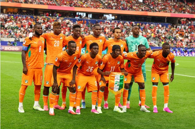 The Cote d Ivoire team poses for a group photo before the start of their FIFA World Cup, WM, Weltmeisterschaft, Fussball match against Norway at Dallas Stadium in Dallas, Texas, on Tuesday, June 30, 2026.  DAL20260630901 CHRISTIANxBRUNSKILL