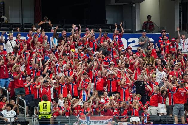 Norway fans cheer after the Norway national anthem is sung Ivory Coast v Norway, 2026 FIFA World Cup, WM, Weltmeisterschaft, Fussball Round of 32, Football, Dallas Stadium, Arlington, Texas, USA - 30 Jun 2026Arlington Dallas Stadium Texas (TX) United States of America  Copyright: xIsmaelxAdnan Shutterstockx 16970308af