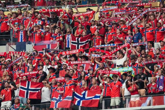 Norway fans holding their Norway scarfs Ivory Coast v Norway, 2026 FIFA World Cup, WM, Weltmeisterschaft, Fussball Round of 32, Football, Dallas Stadium, Arlington, Texas, USA - 30 Jun 2026Arlington Dallas Stadium Texas (TX) United States of America  Copyright: xIsmaelxAdnan Shutterstockx 16970308ai