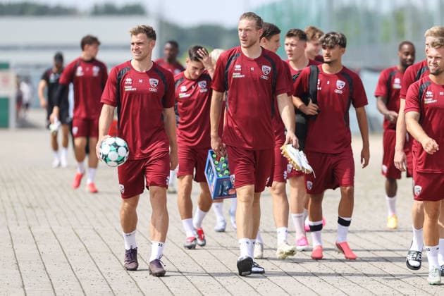 3. Liga; FC Ingolstadt 04 - Trainingsauftakt nach Sommerpause; Mannschaft kommt zum Trainingsplatz, vorne Neuzugang Vinko Å apina (41, FCI) Simon Lorenz (32, FCI) 3. Liga - FC Ingolstadt 04 Saison 2026 2027 Trainingsauftakt nach Sommerpause *** 3rd Division FC Ingolstadt 04: First Training Session After the Summer Break. The team arrives at the training field; in the foreground are new signing Vinko Å apina 41 and FCI s Simon Lorenz 32. FCI 3rd Division FC Ingolstadt 04, 2026–2027 Season: First Training Session After the Summer Break