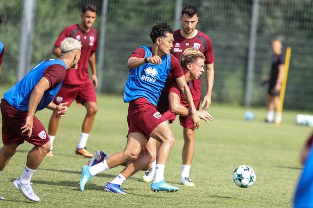 3. Liga; FC Ingolstadt 04 - Trainingsauftakt nach Sommerpause; Neuzugang Jongmin Seo (7, FCI) Zweikampf Kampf um den Ball Max Plath (14 FCI) 3. Liga - FC Ingolstadt 04 Saison 2026 2027 Trainingsauftakt nach Sommerpause *** 3rd Division FC Ingolstadt 04: Training Resumes After Summer Break; New Signing Jongmin Seo 7, FCI; Tackle; Battle for the Ball; Max Plath 14; FCI; 3rd Division FC Ingolstadt 04; 2026–2027 Season; Training Resumes After Summer Break