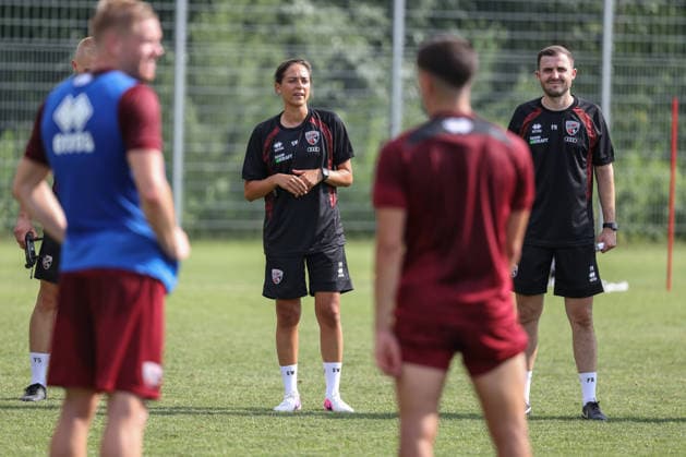3. Liga; FC Ingolstadt 04 - Trainingsauftakt nach Sommerpause; Cheftrainerin Sabrina Wittmann (FCI) gibt Anweisungen Mannschaft um sie herum 3. Liga - FC Ingolstadt 04 Saison 2026 2027 Trainingsauftakt nach Sommerpause *** 3rd Division FC Ingolstadt 04: Training Resumes After Summer Break; Head Coach Sabrina Wittmann of FCI Gives Instructions; Team Gathered Around Her; 3rd Division FC Ingolstadt 04: 2026–2027 Season; Training Resumes After Summer Break