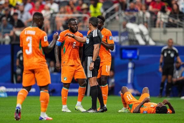 Franck KessiÃ of the Ivory Coast confronts referee Jesus Noel Valenzuela Saez after a foul on Yan Diomande of the Ivory Coast Ivory Coast v Norway, 2026 FIFA World Cup, WM, Weltmeisterschaft, Fussball Round of 32, Football, Dallas Stadium, Arlington, Texas, USA - 30 Jun 2026Arlington Dallas Stadium Texas (TX) United States of America  Copyright: xIsmaelxAdnan Shutterstockx 16970308bf