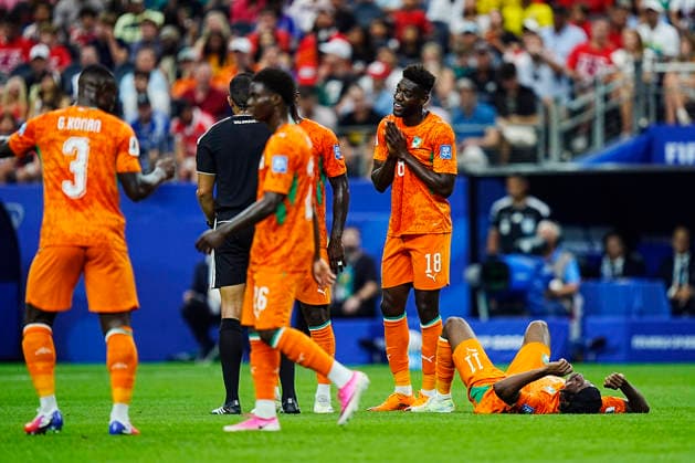 Fotball-VM 2026: Elfenbenskysten - Norge Arlington, Texas , USA 20260630. Elfenbenskystens Ibrahim Sangare snakker med dommer Jesus Valenzuela mens Yan Diomande ligger nede under 16-delsfinalen mellom Elfenbenskysten og Norge under fotball-VM 2026 pa Dallas stadion. Foto: Terje Pedersen NTB Arlington, Texas USA EDITORIAL USE ONLY. RESTRICTED USE FOR BETTING COMPANIES Ref:_SPOPojlrOVfauc.jpg *** 2026 FIFA World Cup: Ivory Coast vs. Norway, Arlington, Texas, USA 20260630 Ivory Coast’s Ibrahim Sangare talks with referee Jesus Valenzuela while Yan Diomande lies on the ground during the Round of 16 match between Ivory Coast and Norway at the 2026 FIFA World Cup at Dallas Stadium. Photo: Terje Pedersen, NTB, Arlington, Texas, USA EDITORIAL USE ONLY RESTRICTED USE FOR BETTING COMPANIES  Copyright: xTerjexPedersenx xNTBx