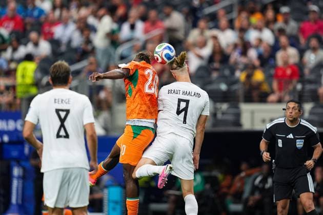 Erling Haaland of Norway and Emmanuel Agbadou of the Ivory Coast jump to head the ball Ivory Coast v Norway, 2026 FIFA World Cup, WM, Weltmeisterschaft, Fussball Round of 32, Football, Dallas Stadium, Arlington, Texas, USA - 30 Jun 2026Arlington Dallas Stadium Texas (TX) United States of America  Copyright: xIsmaelxAdnan Shutterstockx 16970308cd