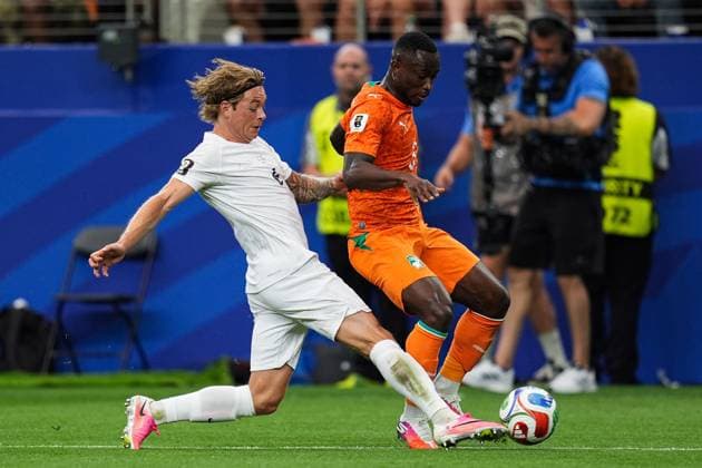 Patrick Berg of Norway tackles Ghislain Konan of the Ivory Coast Ivory Coast v Norway, 2026 FIFA World Cup, WM, Weltmeisterschaft, Fussball Round of 32, Football, Dallas Stadium, Arlington, Texas, USA - 30 Jun 2026Arlington Dallas Stadium Texas (TX) United States of America  Copyright: xIsmaelxAdnan Shutterstockx 16970308ch
