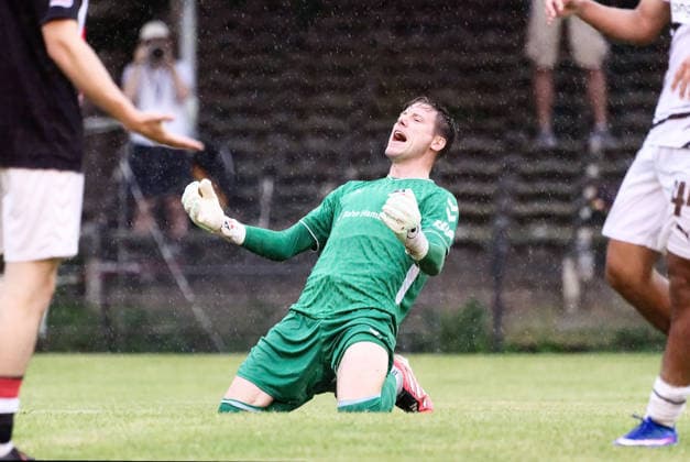 Fußball, Saison 2025 26, Freundschaftsspiel, Altona 93 - FC St. Pauli, Adolf-Jäger-Kampfbahn (Hamburg), 30.06.2026 Dennis Lohmann ( 1, AFC, Torhüter) - frustriert auf den Knien im Regen, schreit in den Himmel mit ausgebreiteten Händen Hamburg Deutschland *** Soccer, 2025–26 season, friendly match, Altona 93 vs. FC St. Pauli, Adolf Jäger Kampfbahn, Hamburg, June 30, 2026, Dennis Lohmann 1, AFC, goalkeeper frustrated, on his knees in the rain, screaming toward the sky with outstretched hands, Hamburg, Germany