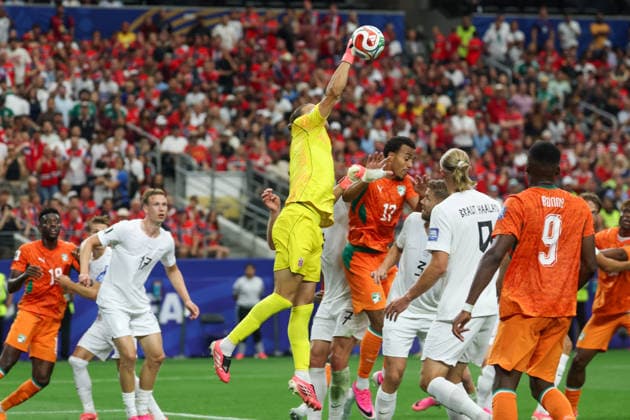 ARLINGTON, TX - JUNE 30: Orjan Nyland 1 of Norway punches out a crossing ball during the FIFA World Cup, WM, Weltmeisterschaft, Fussball 2026 Round of 32 match between CÃ te d Ivoire and Norway on June 30, 2026, at Dallas Stadium in Dallas, Texas. (Photo by David Buono Icon Sportswire) SOCCER: JUN 30 FIFA World Cup 26 Round of 32 - CÃ te d Ivoire vs Norway EDITORIAL USE ONLY Icon260630032