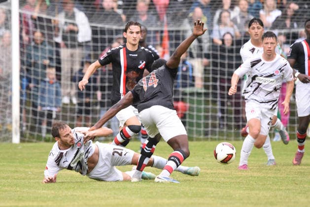 Fußball, Saison 2025 26, Freundschaftsspiel, Altona 93 - FC St. Pauli, Adolf-Jäger-Kampfbahn (Hamburg), 30.06.2026 Lars Ritzka ( 21, FCSP) grätscht Michael Kobert ( 14, AFC) den Ball weg Hamburg Deutschland *** Soccer, 2025–26 season, friendly match, Altona 93 vs. FC St. Pauli, Adolf Jäger Kampfbahn, Hamburg, June 30, 2026, Lars Ritzka, 21, FCSP’s Michael Kobert (14) tackles AFC Hamburg’s Michael Kobert (14) for the ball, Hamburg, Germany