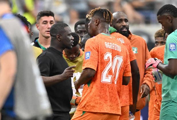 FIFA World Cup, WM, Weltmeisterschaft, Fussball 2026 - Round of 32 - Ivory Coast vs Norway Ivory Coast s head coach Emerse Fae talks to players during a hydration break in the FIFA World Cup 2026 Round of 32 match Ivory Coast against Norway, in Dallas, USA, 30 June 2026. DALLAS United States  Copyright: xALBERTxPENAx