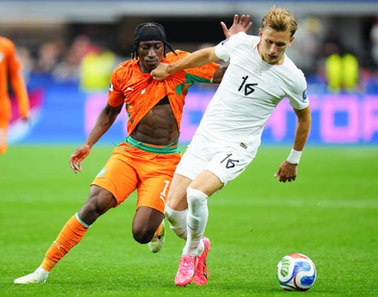 (260701) -- DALLAS, July 1, 2026 -- Marcus Holmgren Pedersen (R) of Norway competes with Yan Diomande of Cote d Ivoire during the round of 32 match between Cote d Ivoire and Norway at the 2026 FIFA World Cup, WM, Weltmeisterschaft, Fussball at Dallas Stadium in Dallas, the United States, June 30, 2026. ) (SP)U.S.-DALLAS-FOOTBALL-FIFA WORLD CUP-ROUND OF 32-CIV VS NOR JiaxHaocheng 