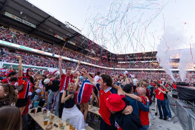 260630 Norwegian fans celebrate during FIFA World Cup, WM, Weltmeisterschaft, Fussball 2026 on June 30, 2026 in Oslo. EDITORIAL USE ONLY Photo: Marius Nordnes BILDBYRAN COP 185 MX0002 fotboll football soccer fotball world cup 2026 fans in oslo bbeng publik jubel *** June 30, 2026: Norwegian fans celebrate during the 2026 FIFA World Cup 2026 in Oslo EDITORIAL USE ONLY Photo Marius Nordnes BILDBYRAN COP 185 MX0002 soccer football fotball 2026 World Cup fans in Oslo crowd cheering  Copyright: MARIUSxNORDNES BB260630ZR048