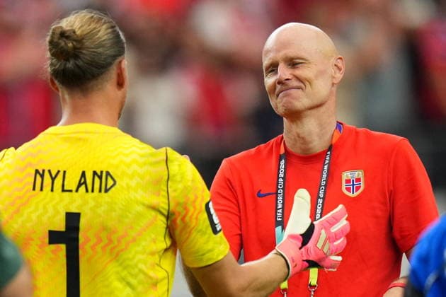 FIFA World Cup, WM, Weltmeisterschaft, Fussball 2026 - Round of 32 - Ivory Coast vs Norway Norway s head coach Stale Solbakken (R) and his goalkeeper Orjan Nyland of Norway react after the FIFA World Cup 2026 Round of 32 match Ivory Coast against Norway, in Dallas, USA, 30 June 2026. DALLAS United States  Copyright: xJEFFREYxMCWHORTERx