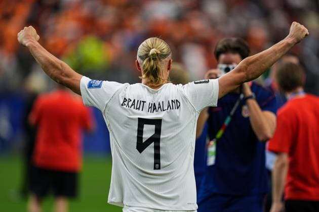 Erling Haaland of Norway celebrates at full time with the Norway fans Ivory Coast v Norway, 2026 FIFA World Cup, WM, Weltmeisterschaft, Fussball Round of 32, Football, Dallas Stadium, Arlington, Texas, USA - 30 Jun 2026Arlington Dallas Stadium Texas (TX) United States of America  Copyright: xIsmaelxAdnan Shutterstockx 16970308ec