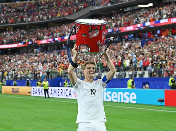ARLINGTON, TEXAS - JUNE 30: Martin odegaard of Norway celebrates with a drum after the FIFA World Cup, WM, Weltmeisterschaft, Fussball 2026 Round Of 32 match between Group E Runners Up and Group I Runner-Up at Dallas Stadium on June 30, 2026 in Arlington, Texas.  Copyright: xMBxMediax