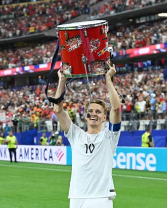 ARLINGTON, TEXAS - JUNE 30: Martin odegaard of Norway celebrates with a drum after the FIFA World Cup, WM, Weltmeisterschaft, Fussball 2026 Round Of 32 match between Group E Runners Up and Group I Runner-Up at Dallas Stadium on June 30, 2026 in Arlington, Texas.  Copyright: xMBxMediax