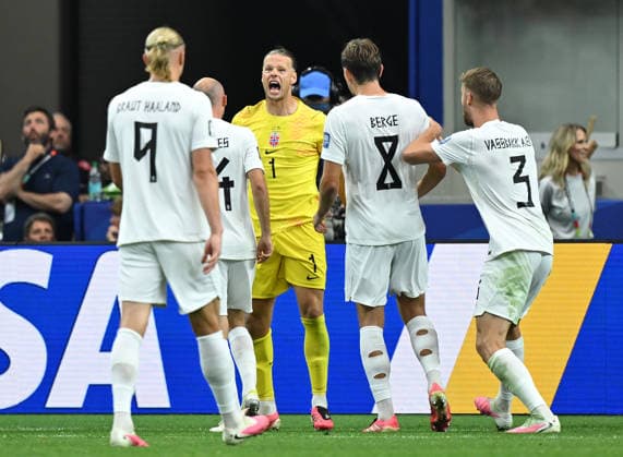 ARLINGTON, TEXAS - JUNE 30: Norway goalkeeper orjan Nyland celebrates with his team-mates after saving a shot at goal during the FIFA World Cup, WM, Weltmeisterschaft, Fussball 2026 Round Of 32 match between Group E Runners Up and Group I Runner-Up at Dallas Stadium on June 30, 2026 in Arlington, Texas.  Copyright: xMBxMediax