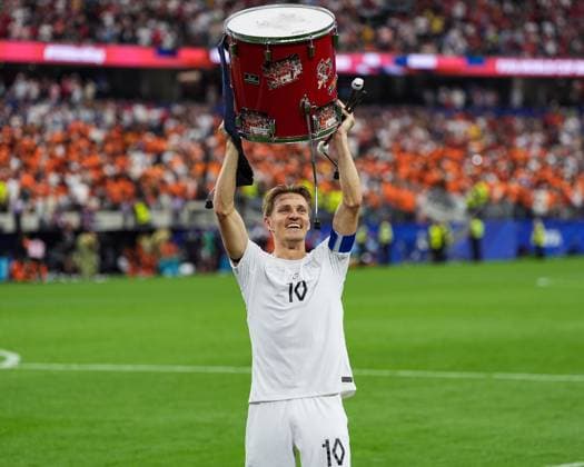 Martin odegaard of Norway prepares to compose the Norway row Ivory Coast v Norway, 2026 FIFA World Cup, WM, Weltmeisterschaft, Fussball Round of 32, Football, Dallas Stadium, Arlington, Texas, USA - 30 Jun 2026Arlington Dallas Stadium Texas (TX) United States of America  Copyright: xIsmaelxAdnan Shutterstockx 16970308ek