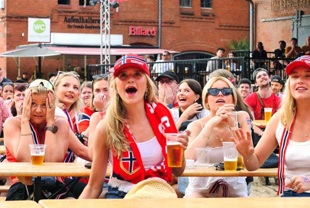 30.06.2026, Berlin - Deutschland. Fußball-WM der Männer, Norwegen vs Elfenbeinküste, Kulturbrauerei im Prenzlauer Berg *** June 30, 2026, Berlin, Germany: Men s World Cup, Norway vs. Ivory Coast, Kulturbrauerei in Prenzlauer Berg