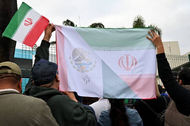 Iranian national team, Nationalteam FIFA World Cup, WM, Weltmeisterschaft, Fussball 2026 leave Tijuana, Mexico camp back home to Iran TIJUANA, MEXICO - JUNE 30: Fans wave a duel combined flag of Mexico and Iran as they wait for Iran’s players to leave the Marriott Hotel at their Tijuana base camp to the airport ahead of the Iran National Team s departure following its elimination from the 2026 World Cup football tournament in Tijuana, Mexico on Tuesday, June 30, 2026. Carlos A. Moreno Anadolu Tijuana Mexico. Editorial use only. Please get in touch for any other usage.  Copyright: x2026xAnadoluxCarlosxA.xMorenox