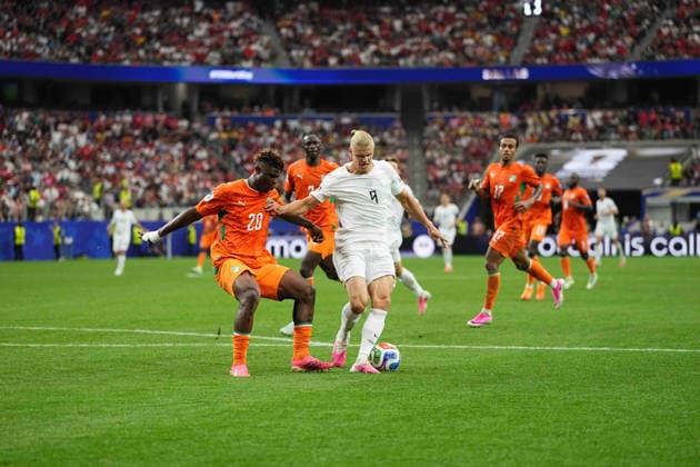 Erling Haaland (Norway) and Alban Lafont (Ivory Coast) battle for the ball during Ivory Coast and Norway, Round of 32 FIFA World Cup, WM, Weltmeisterschaft, Fussball 2026, Dallas Stadium, Arlington, United States on June 30, 2026. Thor Wegner DeFodi Images. (Photo by DeFodi Images) - *** Erling Haaland of Norway and Alban Lafont of Ivory Coast battle for the ball during the Ivory Coast vs. Norway match in the Round of 32 of the 2026 FIFA World Cup at Dallas Stadium in Arlington, United States, on June 30, 2026. Photo by Thor Wegner, DeFodi Images
