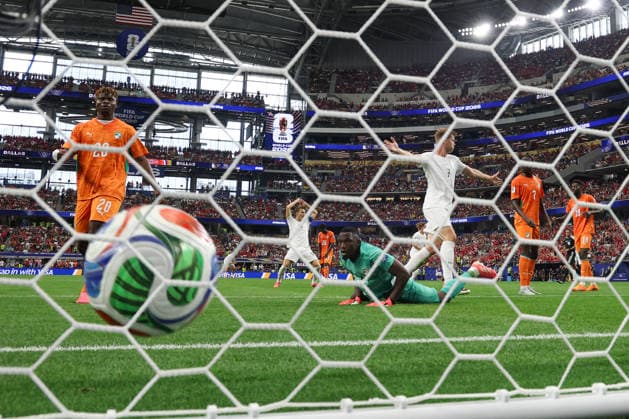 ARLINGTON, TX - JUNE 30: Yahia Fofana 1 of Cote d Ivoire watches the ball in the back of the net as Alexander Sorloth 7 of Norway celebrates his teammates goal during the FIFA World Cup, WM, Weltmeisterschaft, Fussball 2026 Round of 32 match between CÃ te d Ivoire and Norway on June 30, 2026, at Dallas Stadium in Dallas, Texas. (Photo by David Buono Icon Sportswire) SOCCER: JUN 30 FIFA World Cup 26 Round of 32 - CÃ te d Ivoire vs Norway EDITORIAL USE ONLY Icon260630069
