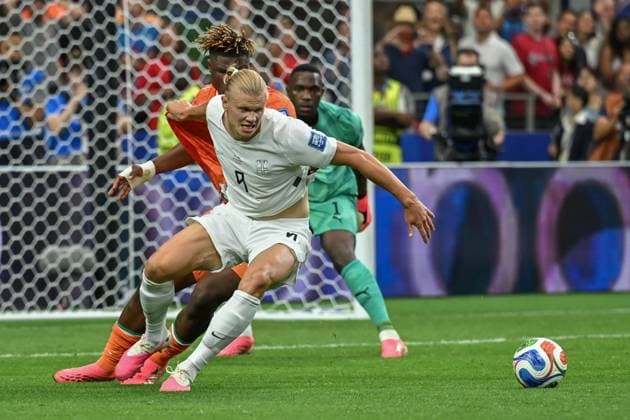 Norway advance to the FIFA World Cup, WM, Weltmeisterschaft, Fussball Round of 16 after 2-1 victory over CÃ te d Ivoire DALLAS, TEXAS, USA JUNE 30, 2026: Norway s Erling Haaland (9) shields the ball from Emmanuel Agbadou (20) of CÃ te d Ivoire during the FIFA World Cup 2026 Round of 32 match at Dallas Stadium in Dallas, Texas. Norway defeated CÃ te d Ivoire 2-1 to advance to the next round. Dallas United States of America Copyright: x xwalidxibrahimx xJNAxPressx