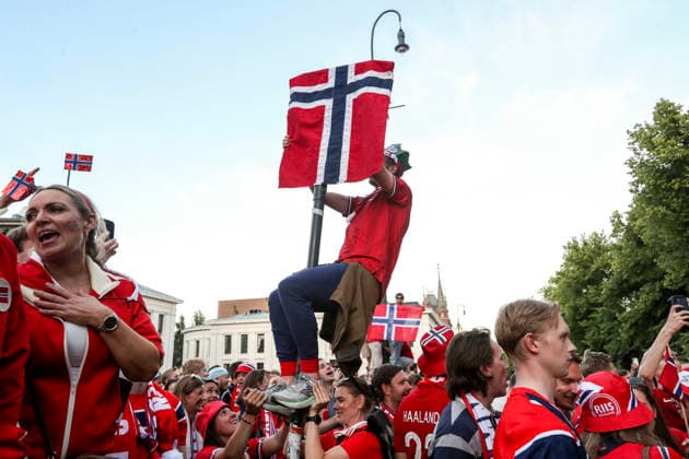 World Cup 2026: Ivory Coast - Norway Oslo 20260630. Norwegian fans celebrate in front of the castle square after victory in the round of 16 between Ivory Coast and Norway during the 2026 World Cup. Photo: Trond R. Teigen NTB Oslo Norway EDITORIAL USE ONLY. RESTRICTED USE FOR BETTING COMPANIES Ref:_SPOZrQgpAmaP-g.jpg *** 2026 World Cup: Ivory Coast vs. Norway, Oslo, June 30, 2026. Norwegian fans celebrate in front of Castle Square after Norway’s victory over Ivory Coast in the Round of 16 during the 2026 World Cup. Photo by Trond R. Teigen, NTB, Oslo, Norway. EDITORIAL USE ONLY. RESTRICTED USE FOR BETTING COMPANIES  Copyright: xTrondxR.xTeigenx xNTBx