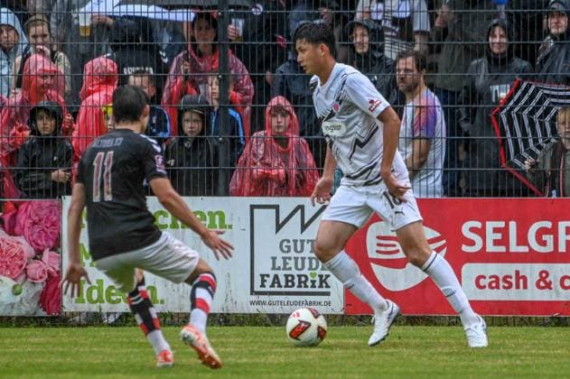 11 Luis Jahraus ( Altona ) Taichi Hara ( Pauli ) Deutschland , Hamburg , Adolf Jäger Kampfbahn , Fussball , Oberliga Hamburg , 2. Bundesliga , Test , Altona 93 - FC St Pauli *** 11 Luis Jahraus Altona Taichi Hara Pauli Germany, Hamburg, Adolf Jäger Stadium, soccer, Hamburg Oberliga, 2. Bundesliga, trial, Altona 93 FC St. Pauli