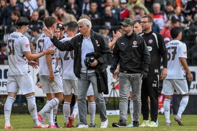 Scott Banks Sportdirektor Andreas Bornemann ( Pauli ) Deutschland , Hamburg , Adolf Jäger Kampfbahn , Fussball , Oberliga Hamburg , 2. Bundesliga , Test , Altona 93 - FC St Pauli *** Scott Banks, Sports Director Andreas Bornemann, St. Pauli, Germany, Hamburg, Adolf Jäger Stadium, soccer, Hamburg Oberliga, 2. Bundesliga, exhibition match, Altona 93, FC St. Pauli