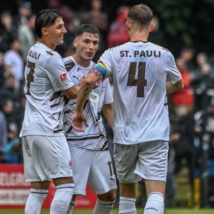 Torjubel Haron Sabah Arkadiusz Pyrka Nemeth David ( Pauli ) Deutschland , Hamburg , Adolf Jäger Kampfbahn , Fussball , Oberliga Hamburg , 2. Bundesliga , Test , Altona 93 - FC St Pauli *** Goal celebration: Haron Sabah, Arkadiusz Pyrka, Nemeth, David Pauli; Germany, Hamburg, Adolf Jäger Kampfbahn; soccer; Oberliga Hamburg; 2. Bundesliga; friendly; Altona 93, FC St. Pauli