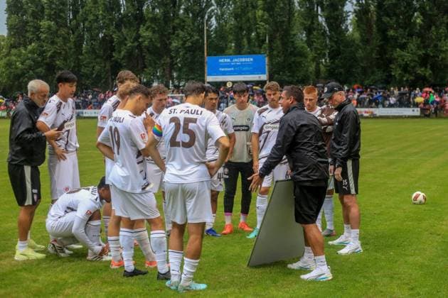 Trainer Marcel Rapp gibt den Spielern ( Pauli ) vor der nächsten Halbzeit Anweisungen Deutschland , Hamburg , Adolf Jäger Kampfbahn , Fussball , Oberliga Hamburg , 2. Bundesliga , Test , Altona 93 - FC St Pauli *** Coach Marcel Rapp gives the St. Pauli players instructions before the next half Germany, Hamburg, Adolf Jäger Kampfbahn, soccer, Oberliga Hamburg, 2. Bundesliga, exhibition match, Altona 93 FC St. Pauli
