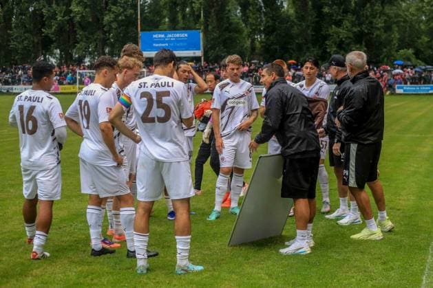Trainer Marcel Rapp gibt den Spielern ( Pauli ) vor der nächsten Halbzeit Anweisungen Deutschland , Hamburg , Adolf Jäger Kampfbahn , Fussball , Oberliga Hamburg , 2. Bundesliga , Test , Altona 93 - FC St Pauli *** Coach Marcel Rapp gives the St. Pauli players instructions before the next half Germany, Hamburg, Adolf Jäger Kampfbahn, soccer, Oberliga Hamburg, 2. Bundesliga, exhibition match, Altona 93 FC St. Pauli
