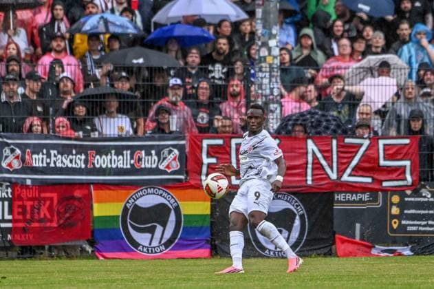 Abdoulie Ceesay ( Pauli ) flankt den Ball Deutschland , Hamburg , Adolf Jäger Kampfbahn , Fussball , Oberliga Hamburg , 2. Bundesliga , Test , Altona 93 - FC St Pauli *** Abdoulie Ceesay Pauli crosses the ball Germany, Hamburg, Adolf Jäger Kampfbahn, soccer, Oberliga Hamburg, 2. Bundesliga, friendly, Altona 93 FC St. Pauli