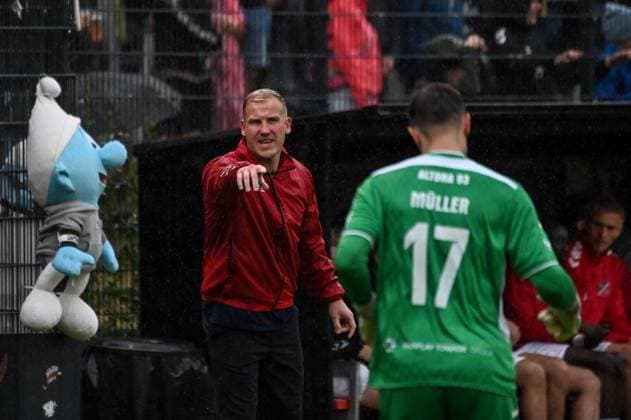 Jan-Philipp Rose Trainer 17 Tom Müller ( Altona ) ( Pauli ) Deutschland , Hamburg , Adolf Jäger Kampfbahn , Fussball , Oberliga Hamburg , 2. Bundesliga , Test , Altona 93 - FC St Pauli *** Jan Philipp Rose, Coach 17, Tom Müller, Altona Pauli, Germany, Hamburg, Adolf Jäger Stadium, soccer, Hamburg Oberliga, 2. Bundesliga, trial, Altona 93, FC St. Pauli