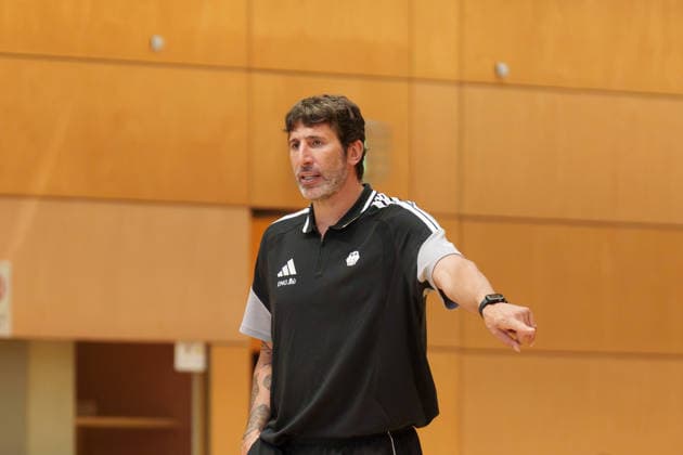 30.06.2026: Trainingseinheit der deutschen Basketball-Nationalmannschaft in Berlin vor den World Cup Qualifier gegen Israel und Zypern: Bundestrainer Alex Mumbru gibt Anweisungen. *** June 30, 2026: Training session for the German national basketball team in Berlin ahead of the World Cup qualifiers against Israel and Cyprus. National team coach Alex Mumbru gives instructions. Copyright: xJamesxZabelx