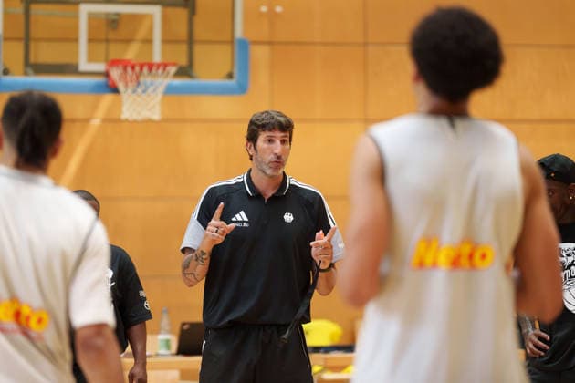 30.06.2026: Trainingseinheit der deutschen Basketball-Nationalmannschaft in Berlin vor den World Cup Qualifier gegen Israel und Zypern: Bundestrainer Alex Mumbru gibt Anweisungen. *** June 30, 2026: Training session for the German national basketball team in Berlin ahead of the World Cup qualifiers against Israel and Cyprus. National team coach Alex Mumbru gives instructions. Copyright: xJamesxZabelx