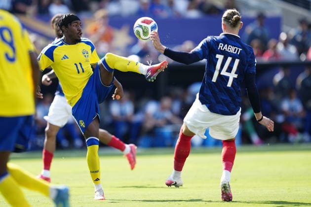 NEW YORK, USA 20260630 Sveriges Anthony Elanga mot Frankrikes Adrien Rabiot under 16-delsfinalen mellan Frankrike och Sverige pa New York New Jersey Stadium under fotbolls-VM. ***Bilden ingar i SPORTPAKET. För övriga BETALBILD*** NEW YORK USA x9200x *** NEW YORK, USA 20260630 Sweden s Anthony Elanga faces France s Adrien Rabiot during the Under-16 semifinal between France and Sweden at New York New Jersey Stadium during the World Cup ***This image is included in the SPORT PACKAGE; for other images, see PAID CONTENT*** NEW YORK, USA x9200x  Copyright: xBjörnxLarssonxRosvall TTx FOTBOLLS-VM 2026 FRANKRIKE-SVERIGE