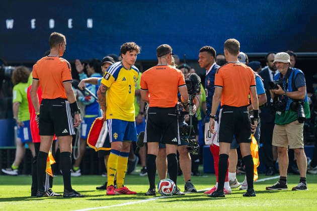 260630 Victor Nilsson Lindelöf of Sweden and Kylian Mbappe of France during the FIFA World Cup, WM, Weltmeisterschaft, Fussball 2026 round of 32 football match between France and Sweden on June 30, 2026 in New Jersey. Photo: Ludvig Thunman BILDBYRAN kod LT PA1270 fotboll football soccer fotball vm fotbolls-vm fotball-vm fotbolls-vm 2026 fifa world cup 2026 sverige sweden sverige a bbeng frankrike france round of 32 16-delsfinal *** 260630 Victor Nilsson Lindelöf of Sweden and Kylian Mbappé of France during the 2026 FIFA World Cup Round of 32 soccer match between France and Sweden on June 30, 2026 in New Jersey. Photo by Ludvig Thunman. BILDBYRAN code LT PA1270 soccer football fotball World Cup soccer World Cup 2026 FIFA World Cup 2026 Sweden Sweden A BBENG Francekrike france round of 32 round of 16  Copyright: LUDVIGxTHUNMAN BB260630LT057